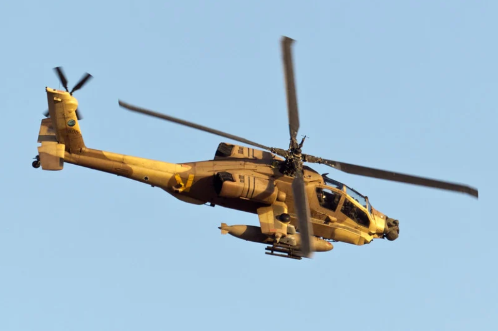 Le 7 octobre 2023, des hélicoptères israéliens Apache AH-64 ont tiré sur « tout » le long de la clôture avec Gaza. 