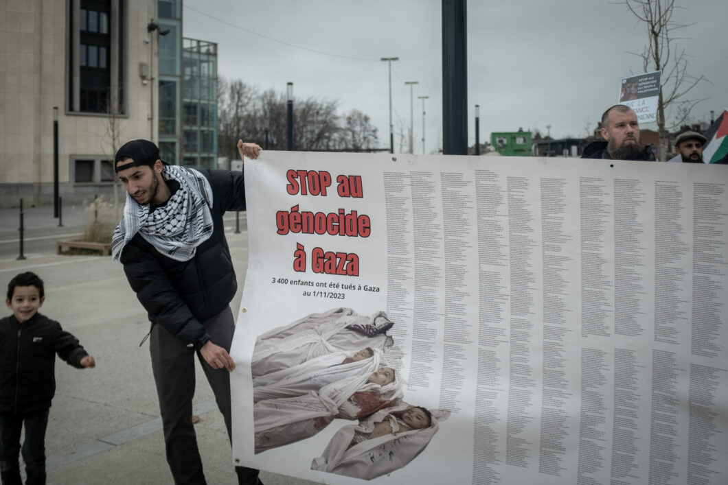 La décision de la Cour Internationale concernant le génocide à Gaza est historique bien que limitée. Photo : départ d'une manifestation à Charleroi contre le génocide du peuple palestinien.