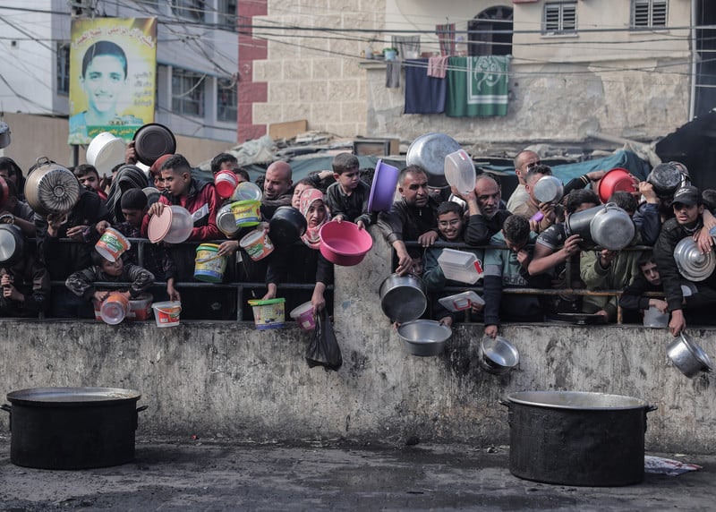 24 décembre 2023. Des Palestiniens attendent un arrivage de nourriture à Rafah, dans le sud de la bande de Gaza. 
