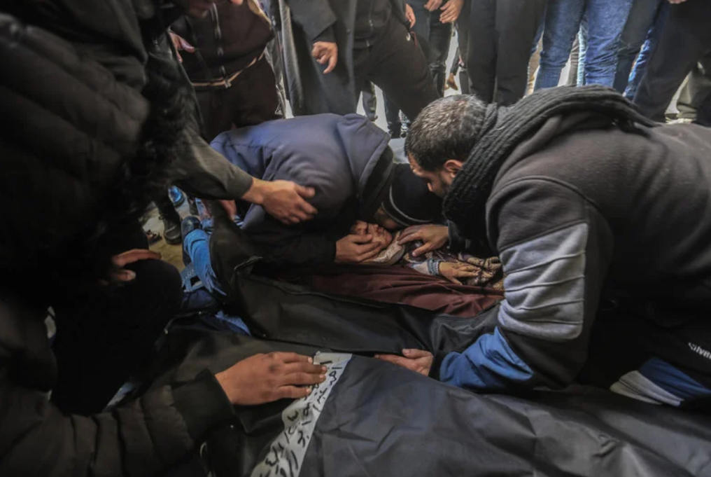 25 janvier 2024. Des Palestiniens expriment leur chagrin au-dessus des corps de leurs êtres chers tués lors du bombardement par Israël d’un campement pour personnes déplacées à al-Mawasi, non loin de Khan Younis, dans le sud de Gaza. 