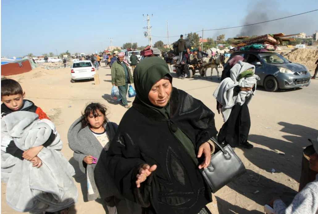  22 janvier 2024. Le long de la route côtière du sud de Gaza, des familles palestiniennes fuient Khan Younis pour gagner Rafah. (Photo : Ismael Mohamad / UPI)