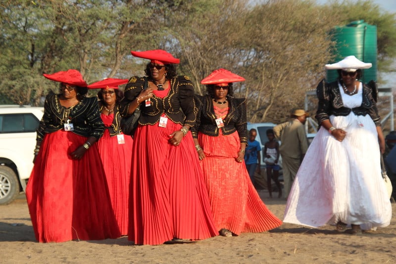 4 octobre 2015. Des femmes héréro se sont rassemblées en bordure du désert d’Omaheke, en Namibie, pour commémorer le génocide des peuples héréro et nama commis par les Allemands un siècle plus tôt. 