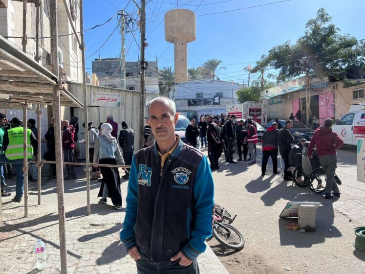 Haytham al-Hilou dans la cour de l’Hôpital koweitien à Rafah, en janvier 2024. (Photo : Tareq Hajjaj / Mondoweiss)
