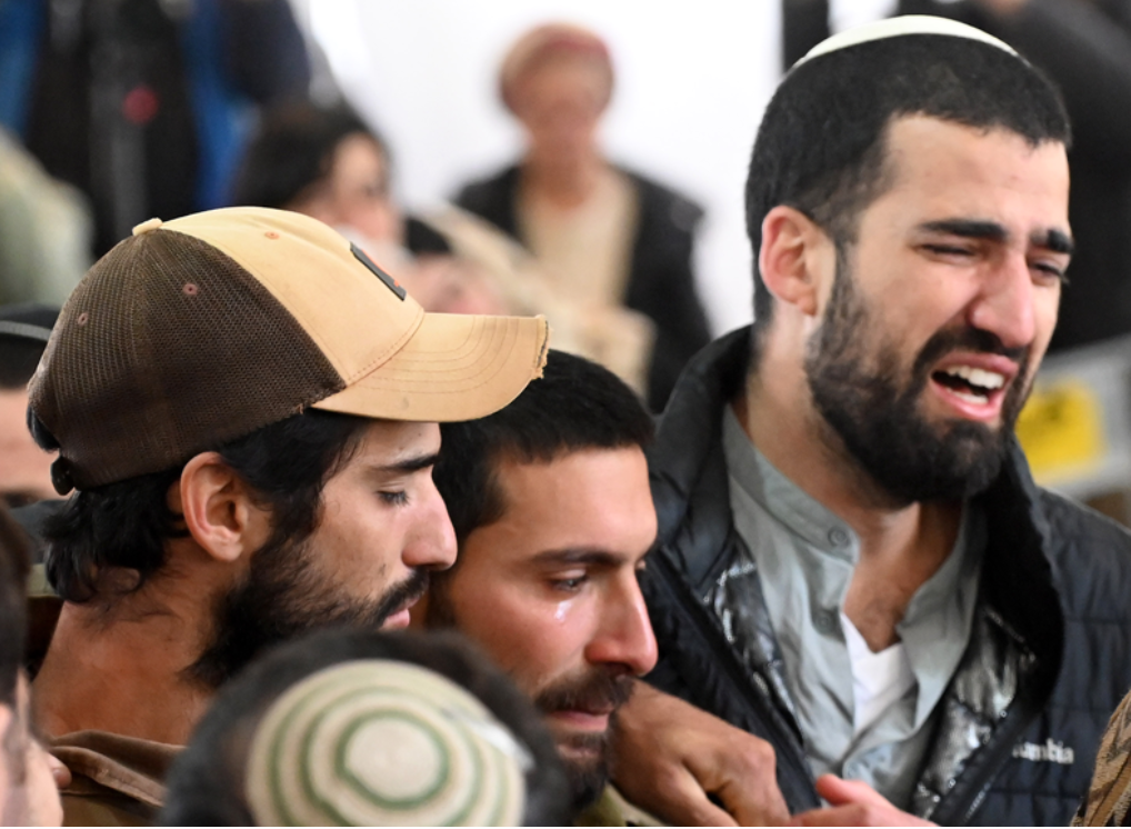Israël est en train de perdre la guerre à Gaza. Photo : Des Israéliens en larmes lors de l’enterrement du soldat Harel Sharvit à IsraëlJérusalem, le 29 décembre. Le colon, en provenance de la colonie de Kochav Yaacov, en Cisjordanie occupée, a été tué dans le nord de Gaza par les combattants de la résistance palestinienne. 