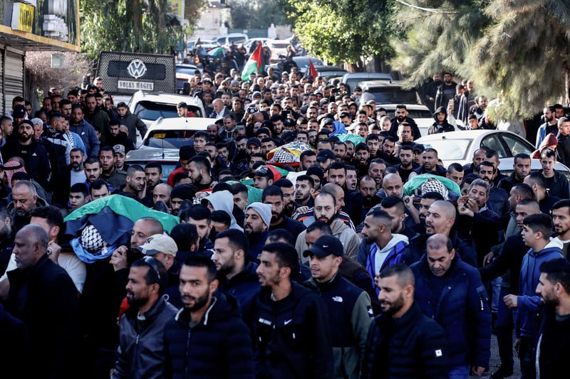 Des Palestiniens assistent aux funérailles des personnes tuées lors d’un raid de l’armée israélienne à Jénine. Sept Palestiniens ont été tués dimanche matin dans une frappe aérienne israélienne contre la ville de Cisjordanie. (Photo : Ayman Nobani / DPA via ZUMA Press / APA images)