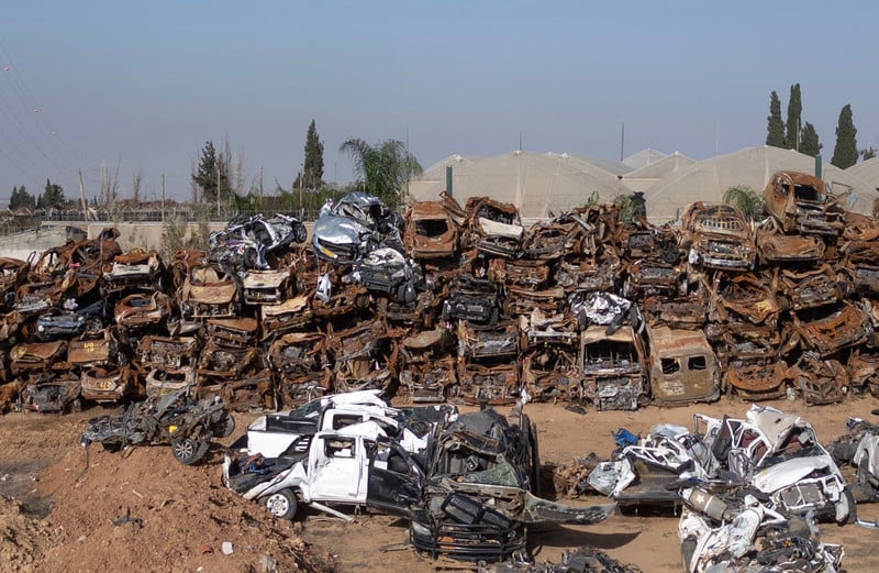 Novembre 2023. Des véhicules empilés près de Netivot, une ville du sud d’Israël, non loin de Gaza. Ils ont été détruits peu après que des combattants palestiniens se sont mis à prendre des captifs, le 7 octobre. Une nouvelle enquête menée par des journalistes israéliens a conclu que 70 de ces véhicules ont été détruits par des tirs israéliens. 