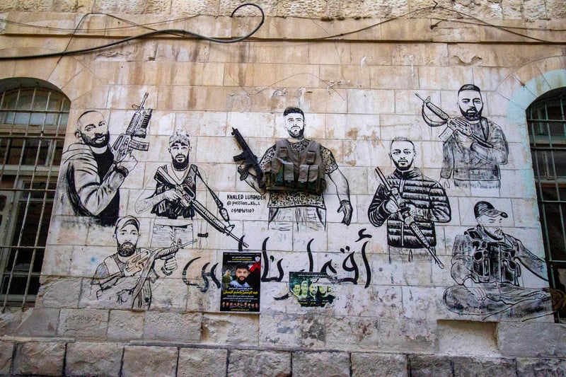 10 janvier 2024. Naplouse, Cisjordanie occupée. Une fresque honore la mémoire des martyrs palestiniens. (Photo : Wahaj Bani Moufleh / ActiveStills)