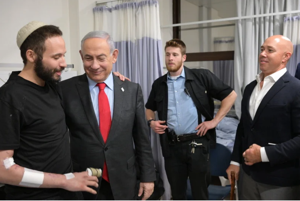Le Premier ministre israélien Benjamin Netanyahou et le congressiste américain Brian Mast (à droite), qui a traité les Palestiniens de « nazis arabes », ont déshumanisé ces mêmes Palestiniens et attisé la violence contre les civils. 