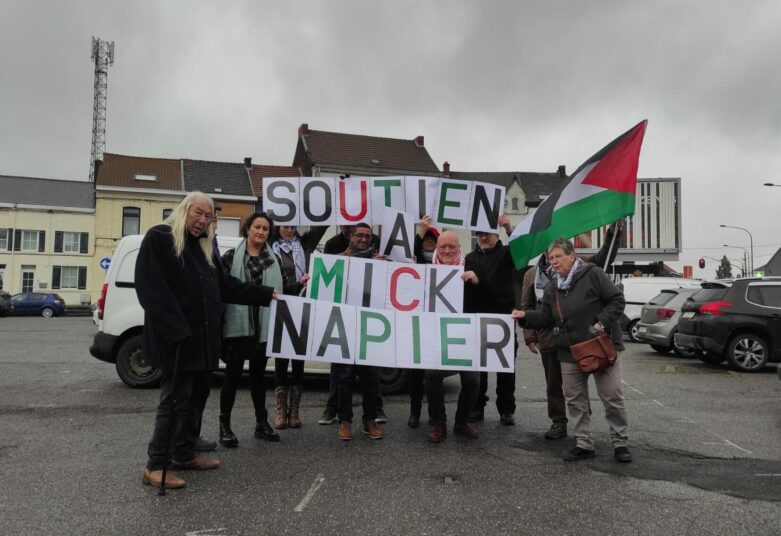 Des membres de la Plate-forme Charleroi-Palestine expriment leur soutien à Mick Napier 