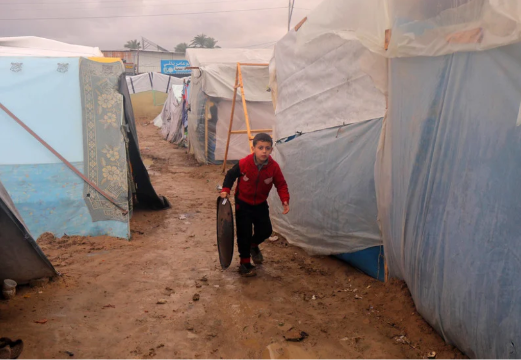 11 janvier 2024. Un enfant palestinien dans un campement pour personnes déplacées, près d’une école de l’UNRWA, à Deir al-Balah, dans la partie centrale de Gaza. 