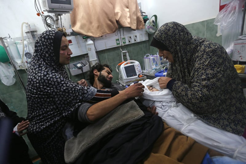 Une famille palestinienne pleure la perte d’un enfant à l’hôpital al-Najjar de Rafah, dans le sud de Gaza, le 19 décembre 2023. Plus de deux douzaines de personnes, dont le journaliste Adel Zoroub, ont été tuées lors de frappes aériennes israéliennes qui ont détruit trois immeubles résidentiels à Rafah. 