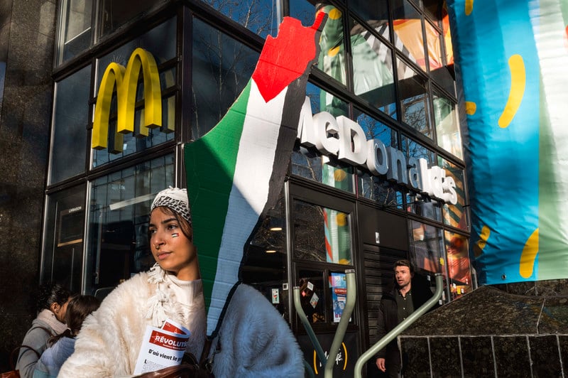13 janvier 2024. Des protestataires organisent un rassemblement de soutien aux droits palestiniens à l’extérieur d’un restaurant McDonald’s à Toulouse, en France. (Photo : Patricia Huchot-Boissier / abacapress.com)