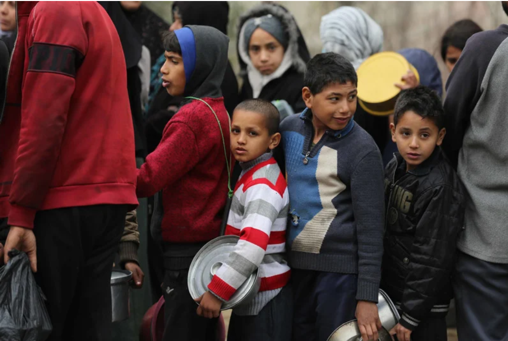 2 février 2024. Partout à Gaza, des enfants palestiniens sont tenaillés en permanence par la faim, comme ici, à Deir El-Balah. 
