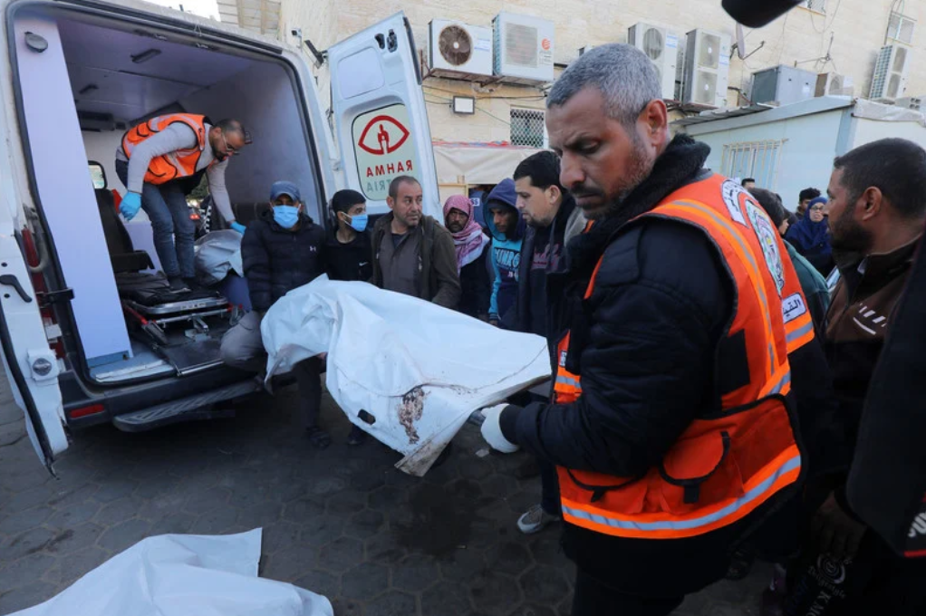 8 février 2024. Des morts palestiniens sont transportés à l’hôpital des Martyrs d’Al-Aqsa, suite à des frappes aériennes israéliennes contre Deir al-Balah, dans la partie centrale de Gaza. 