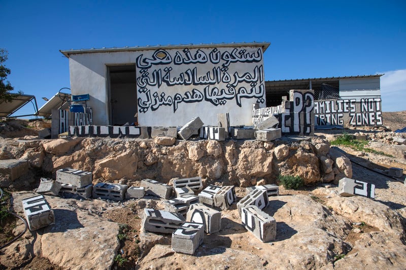 9 décembre 2023. Scène de destruction à Khalat al-Dabe, un village de la zone de Masafer Yatta, en Cisjordanie occupée. Des douzaines de soldats et de colons israéliens sont arrivés dès l’aube, ont agressé les résidents et ont volé des milliers de dollars ainsi que du matériel agricole. 