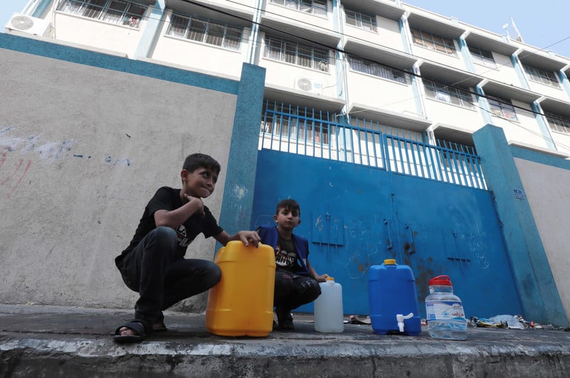 Octobre 2023. Des Palestiniens remplissent leurs jerrycans d’eau en provenance d’un point public de collecte d’eau. 