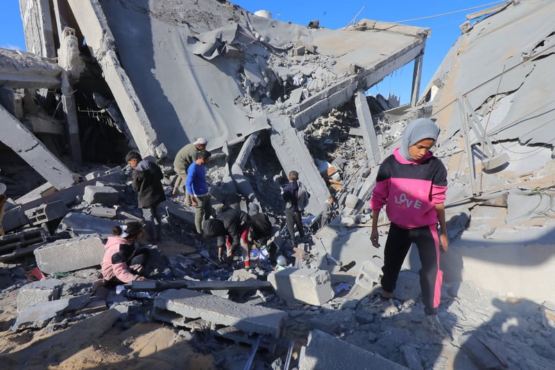 31 janvier 2024. Des Palestiniens inspectent les décombres d’une école après une attaque israélienne contre le camp de réfugiés de Nuseirat, à Deir al-Balah, dans la partie centrale de Gaza. (Photo : Naaman Omar / APA images)