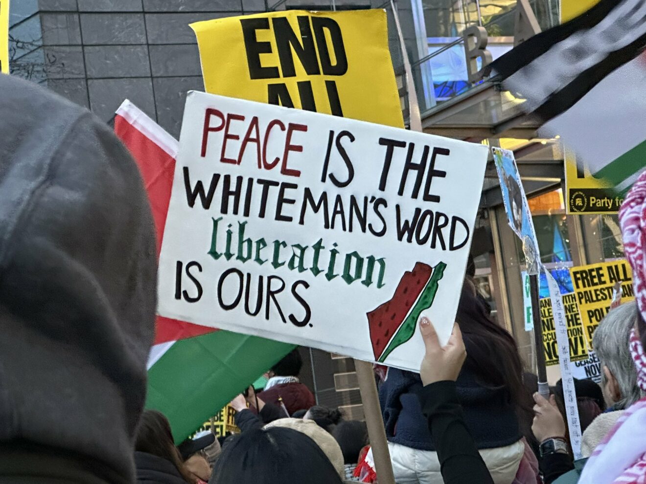 Les ennemis occidentaux du peuple palestinien s’égosillent sur la façon d’inventer une nouvelle direction palestinienne. Panneau sur la photo : “PAIX est le mot de l’homme blanc, LIBERATION est le nôtre.”