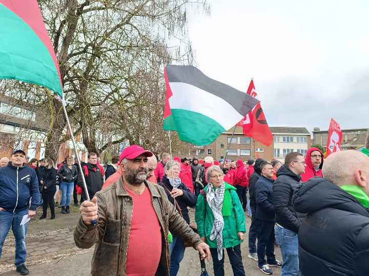 Participation de membres de la Plateforme Charleroi-Palestine à une manifestation syndicale en hommage aux Martyrs de l'insurrection ouvrière de 1886 à Roux