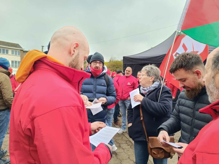 Distribution de l'Appel des travailleurs palestiniens à l’occasion de la Journée de la Terre à une manifestation syndicale à Roux