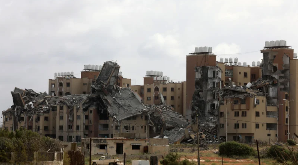 Lundi, à Gaza même, les frappes aériennes israéliennes visaient aussi bien les immeubles résidentiels que l'hôpital al-Shifa.