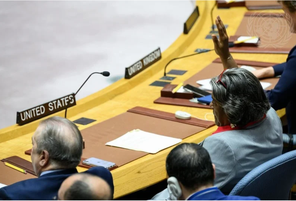 L'ambassadrice des EU à l'ONU lève la main pour indiquer que les EU s'abstiennent lors du vote à propos d'une résolution du Conseil de sécurité demandant un cessez-le-feu à Gaza. 