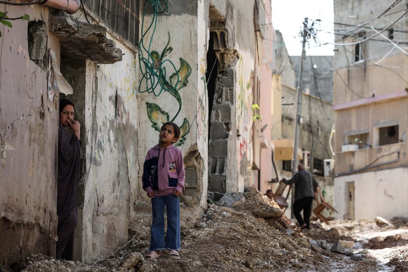 Des Palestiniens examinent les dégâts provoqués par une intrusion de l'armée israélienne dans le camp de réfugiés de Nur Shams, à Tulkarem, en Cisjordanie, le 21 mars 2024. 