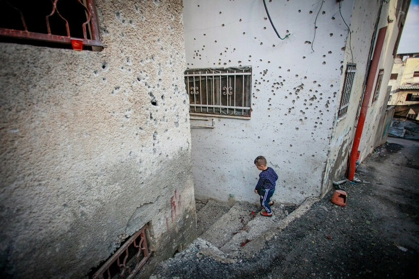 Des trous de balles sont visibles dans un mur après un raid nocturne des forces israéliennes dans la ville de Jénine en Cisjordanie occupée, le 17 novembre 2023. 
