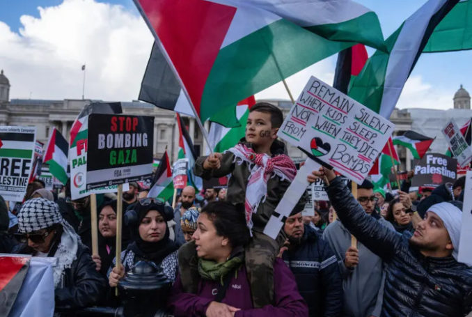 France : invisibilisation de la Palestine et défense en public du génocide. Sur la photo : Manifestation à La Haye - « Restez silencieux quand les enfants dorment, pas quand ils sont tués par des bombes ! » peut-on lire sur la pancarte 