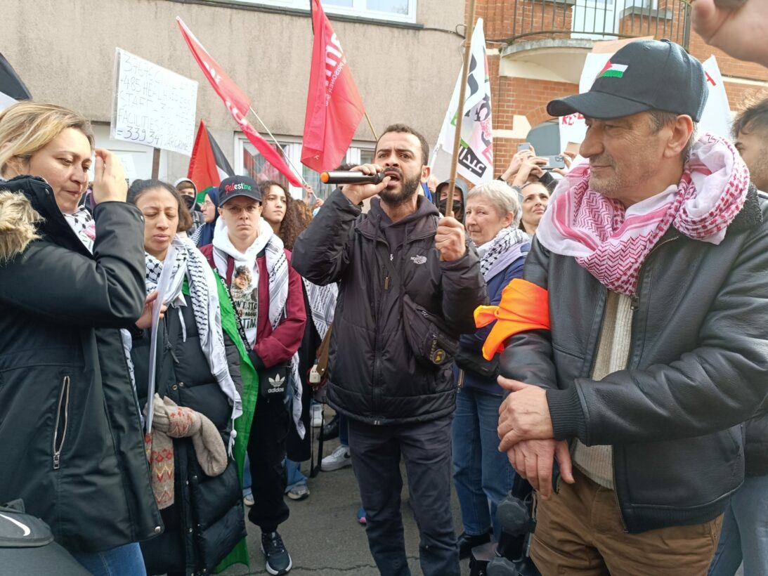Mohammed Khateb devant l'ambassade israélienne le 5 avril, dénonçant le génocide du peuple palestinien (Photo : Charleroi pour la Palestine)