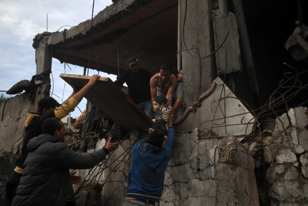 7 décembre 2023. Des Palestiniens se précipitent au secours des blessés dans le sillage immédiat d'une frappe aérienne israélienne sur une maison de Khan Younis, dans le sud de Gaza.