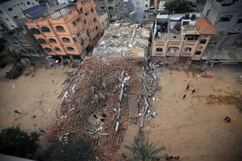 9 octobre 2023. Les ruines d'un immeuble détruit par des frappes aériennes dans le quartier d'al-Fakhoura, à Jabaliya, dans le nord de Gaza. 