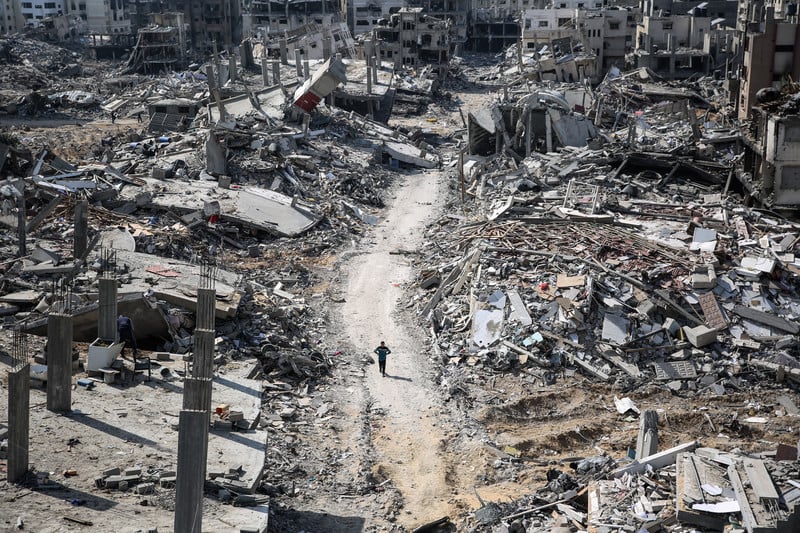 Un Ramadan parmi les décombres : Les abords d'al-Shifa, le plus grand hôpital de Gaza, après un massacre israélien. 