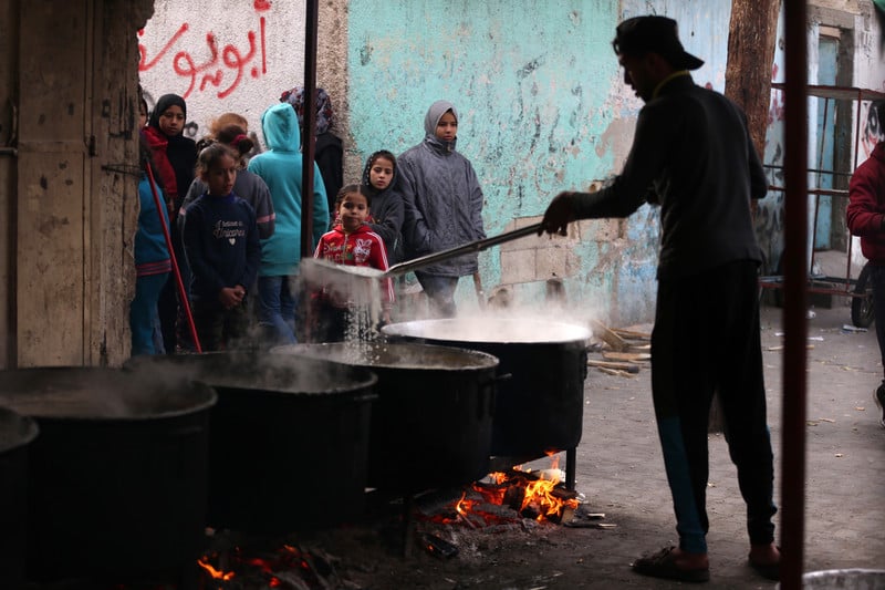 23 décembre 2023. Des volontaires préparent un repas pour des Palestiniens à Rafah, dans le sud de Gaza. 