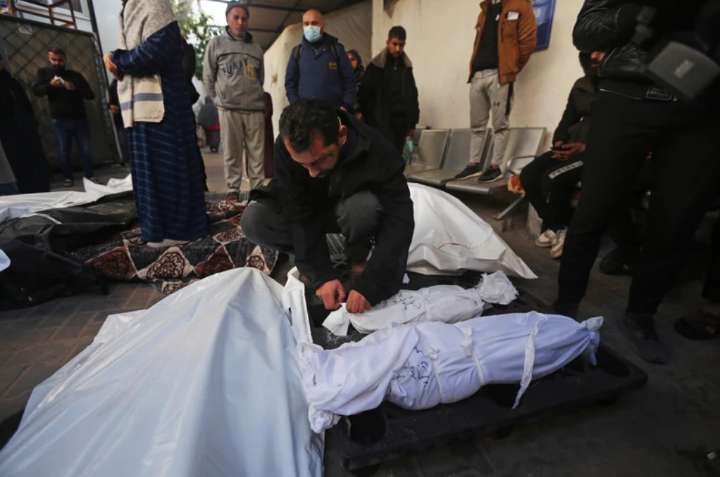 19 décembre 2023. Des corps gisent au sol en face de l'hôpital al-Najjar à Rafah, après que des frappes aériennes israéliennes ont détruit trois immeubles résidentiels, tuant le journaliste Adel Zaroub et au moins 28 autres personnes. (Photo : Mohammed Zaanoun / ActiveStills)