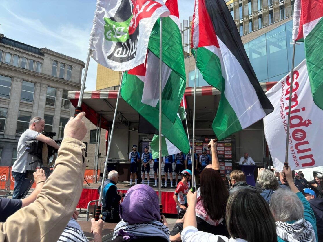 Une équipe de la Plateforme Charleroi-Palestine affronte "Israel Premier Tech" lors de "l'appel à signatures"