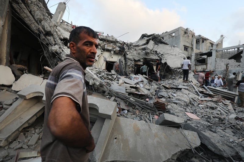 L'invasion de Rafah est imminente, prévient l'ONU. Photo : Des Palestiniens examinent les destructions résultant d'une frappe aérienne israélienne à Deir al Balah, dans le centre de la bande de Gaza. 