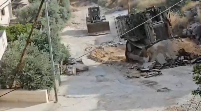 Les bulldozers démolissent les routes à Jénine