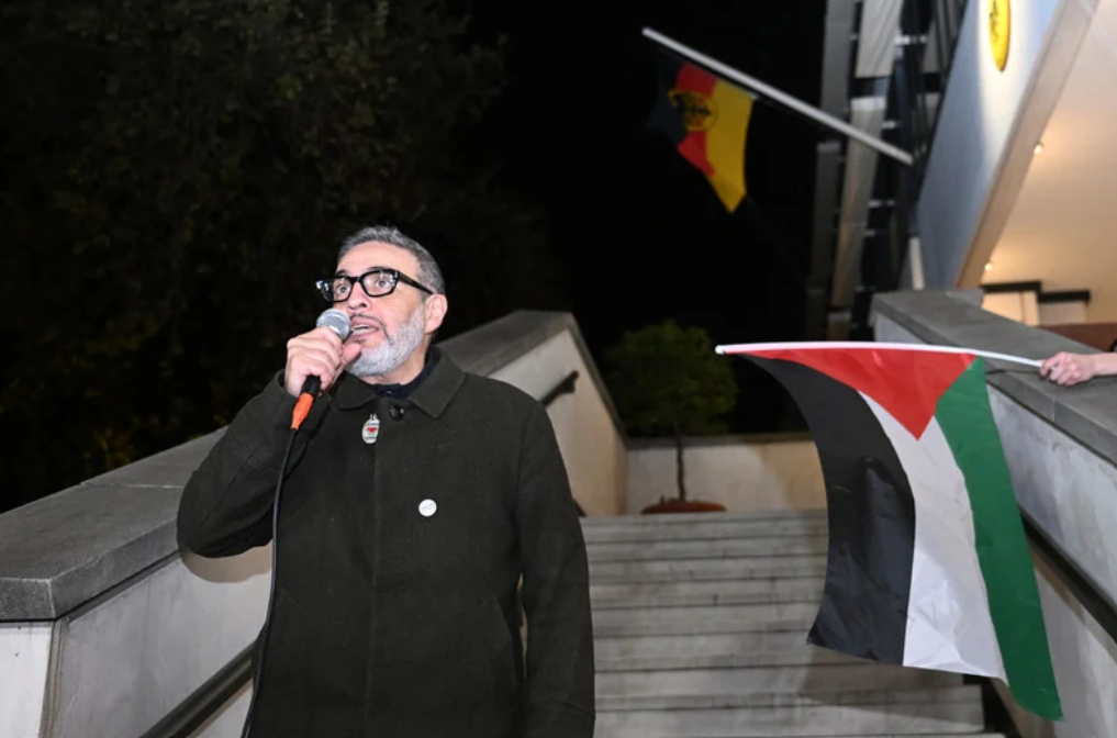 Le Dr Ghassan Abu Sitta prend la parole lors d'une manifestation devant l'ambassade d'Allemagne à Londres, après avoir été expulsé par les autorités allemandes alors qu'il se rendait à Berlin pour participer à une conférence sur la Palestine, le 12 avril. La police allemande avait arrêté la conférence en recourant à la violence. 