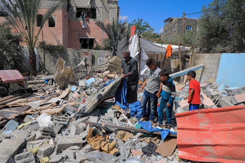 7 mai 2024. Des Palestiniens examinent des maisons détruites par des attaques israéliennes à Rafah, dans le sud de la bande de Gaza. 