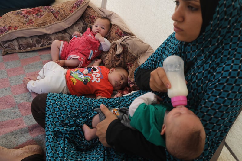 Gaza est l'endroit le plus dangereux au monde pour les enfants, estime l'UNICEF. Ici, à Deir al-Balah, le 30 avril 2024, une mère nourrit son bébé à l'intérieur d'une tente pour personnes déplacées.