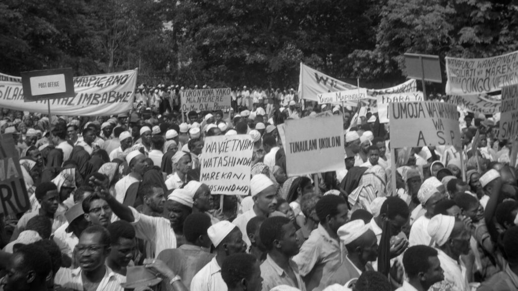 Zanzibar, 22 décembre 1965. Des gens manifestent en soutien du président tanzanien Julius Nyerere après qu'il a pris position contre le régime de Ian Smith en Rhodésie. 