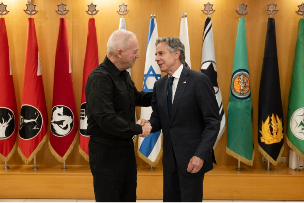 Les EU accusent le Hamas alors que c'est Israël qui prolonge la guerre à Gaza. Photo : Tel-Aviv, 10 juin 2024. Le secrétaire d'État américain Antony Blinken en compagnie du ministre israélien de la Défense, Yoav Gallant. 