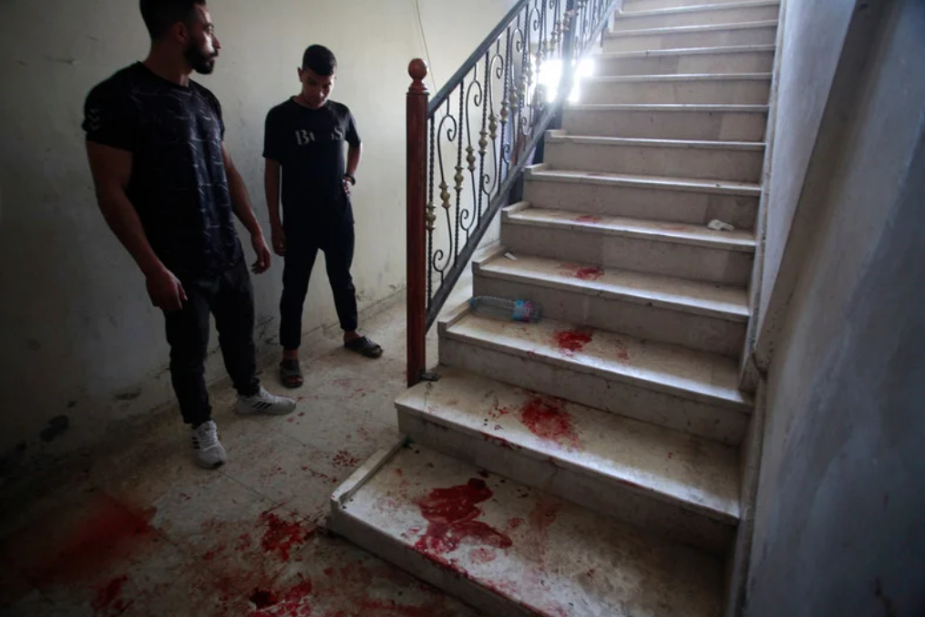 Le 3 juin, des Palestiniens examinent du sang dans la cage d'escalier d'un immeuble après que les forces israéliennes ont encerclé une salle de mariage lors d'un de leurs raids militaires dans le camp de réfugiés de Balata, près de la ville de Naplouse, en Cisjordanie. 