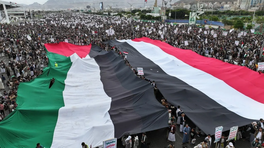 La guerre de siège et d'agression contre le Yémen est menée depuis des années par les États-Unis, la Grande-Bretagne et le régime sioniste. Photo : manifestation de masse en soutien au peuple palestinien.