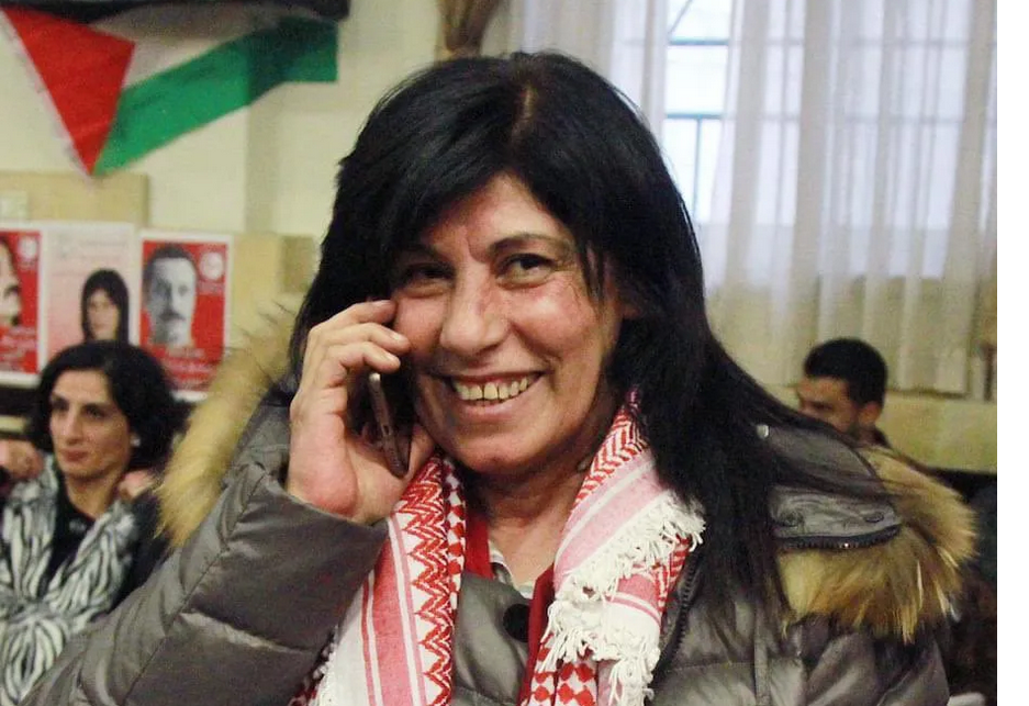 Liberté pour Khalida Jarrar – Palestinienne de gauche, féministe et universitaire arrêtée par le régime d'occupation sioniste le 26 décembre 2023 dans le cadre d'une campagne d'arrestations massives en Cisjordanie, en Palestine occupée, durant le génocide de Gaza.. (Photo : Samidoun)