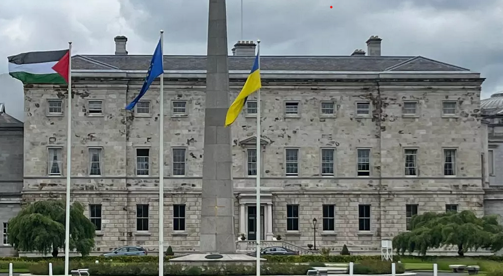 Un drapeau palestinien, à gauche, aux côtés des drapeaux de l'UE et de l'Ukraine devant Leinster House à Dublin pour marquer la reconnaissance par l'Irlande d'un État palestinien, le 28 mai 2024 (Peter Murphy/AFP).