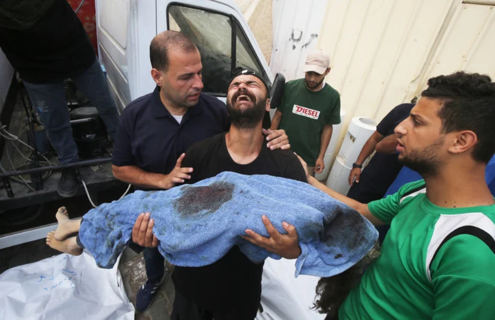 L'amnésie à propos des atrocités invalide le rapport de la commission de l'ONU. Photo : 3 juin 2024. Les victimes d'une attaque israélienne contre le camp de réfugiés de Bureij sont transportées à l'hôpital des Martyrs d'Al-Aqsa, à Deir al-Balah, dans le centre de la bande de Gaza. (