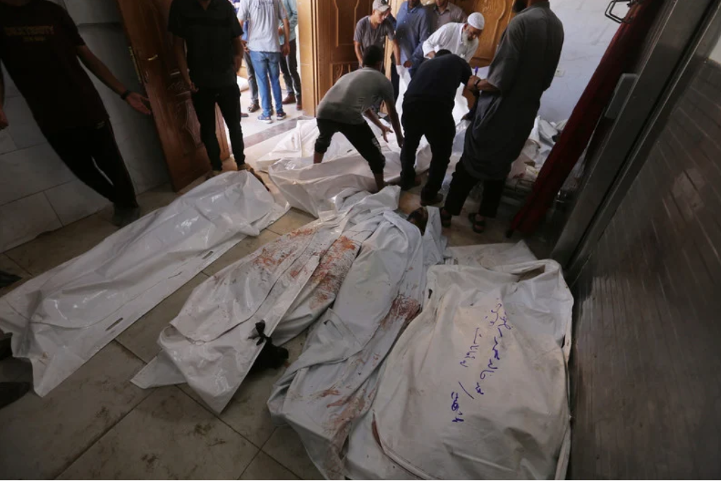 13 juillet 2024. Les corps des Palestiniens tués lors de l'attaque israélienne sur al-Mawasi sont transportés dans un hôpital de Khan Younis, dans le sud de Gaza. (Photo : Omar Ashtawy / APA images)