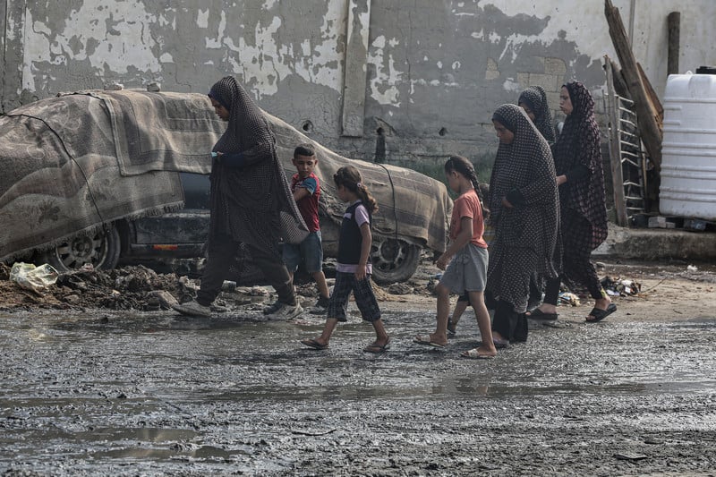 Un poliovirus détecté à Gaza. Photo : 22 juillet 2024. Deir al-Balah, partie centrale de la bande de Gaza. Des Palestiniens marchent dans une rue couverte d'eaux usées stagnantes à proximité d'un camp de tentes où vivent des personnes déplacées. 